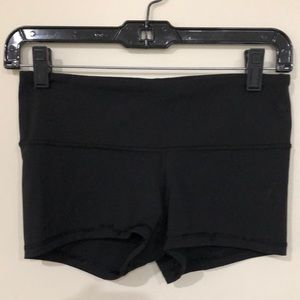 Lululemon black booty short silky feel sz 4 2” inseam